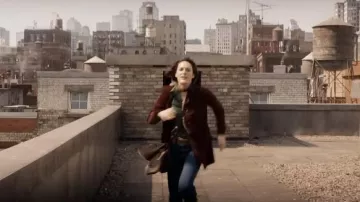 Veste rouge portée par Helena (Phoebe Waller-Bridge) vue dans Indiana Jones et le cadran du destin