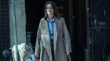 Trench-coat porté par Josephine 'Jo' Madi (Enid Graham) comme on le voit dans Rabbit Hole (saison 1 épisode 4)