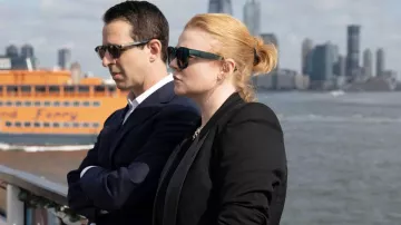 Lunettes de soleil vertes portées par Shiv Roy (Sarah Snook) dans l’émission de télévision Succession (S04E03)