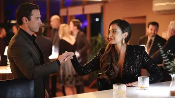 Vestido blazer usado por Daphne Finch (Felisha Terrell) como se ve en The Company You Keep (S01E07)
