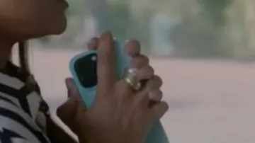 Les bagues portées par Agnès (Léonie Simaga) dans la série Je te promets (S03E04)
