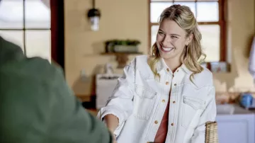 Veste blanche portée par Missy McMurray (Tiera Skovbye) vue dans la série télévisée Ride (S01E02)