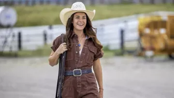 Combinaison en jean marron portée par Valeria Galindo (Sara García) vue dans l’émission Ride TV (S01E02)
