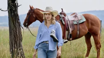 Chemise à rayures bleues portée par Missy McMurray (Tiera Skovbye) vue dans Ride (S01E03)