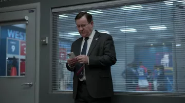 Cravate AFC Richmond portée par Leslie Higgins (Jeremy Swift) vue dans Ted Lasso (S03E05)