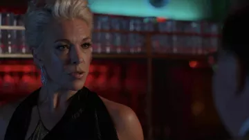 Pendientes usados por Rebecca Welton (Hannah Waddingham) como se ve en el vestuario de la serie de televisión de Ted Lasso (Temporada 3 Episodio 7)