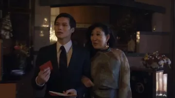 Robe portée par Mme Sofia Mori (Sandra Oh) vue dans la série télévisée The Sympathizer (saison 1)