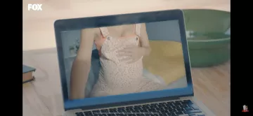 Salopette  de Eda Yildiz Hande Erçel dans la série Sen Çal Kapimi