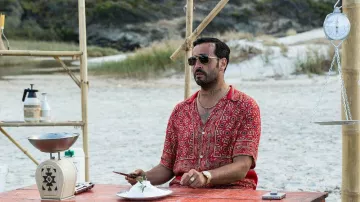 Les lunettes de soleil portées par Marco (Jonathan Cohen) dans l'émission Le Flambeau (Saison 2 Épisode 7)