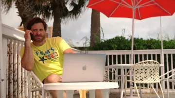 Palm’s Motel T-shirt jaune porté par Mike Valentine (Édgar Ramírez) vu dans l’émission de télévision Florida Man (S01E01)