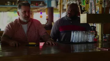 Chemise rose à imprimé floral portée par Sonny Valentine (Anthony LaPaglia) dans Florida Man (saison 1 épisode 4)