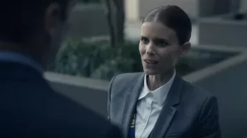 Veste blazer grise portée par Ashley Poet (Kate Mara) vue dans la série télévisée Class of '09 (Saison 1)