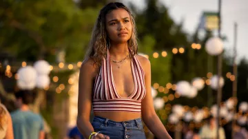 Le top crocheté rayé porté par Kiara Carrera (Madison Bailey) dans Outer Banks (Saison 3 Episode 7)