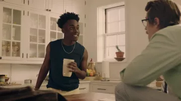 Débardeur bleu marine porté par l’étudiant sportif (Malik Eli) dans le film The Tutor