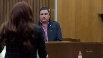 Veste portée par Alex Enriquez en fonction de juré (S01E05)