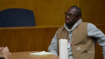 Gilet Carhartt en beige porté par Lonnie Coleman (Ishmel Sahid) comme on le voit dans Jury Duty (saison 1 épisode 6)