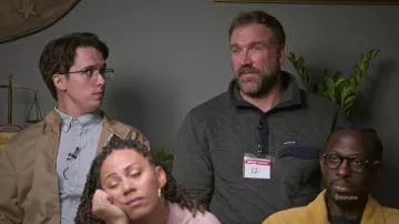 Polo Patagonia porté par Ross Kubiak (Ross Kimball) vu dans Jury Duty (S01E06)