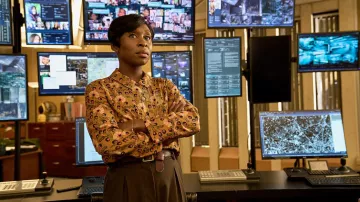 Le chemisier blouse porté par Odette Raine (Cynthia Erivo) dans le film Luther : Soleil déchu