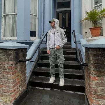 Le pantalon cargo kaki avec étiquette blanche sur la poche  porté par Marvin Bernardini sur son compte Instagram @marvinbernardini