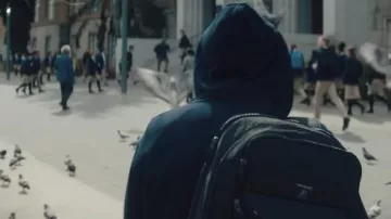Sac à dos porté par Julian (Bryce Gheisar) vu dans White Bird: A Wonder Story