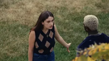Pull Argyle porté par Rachel Sennott dans la série télévisée The Idol (saison 1)