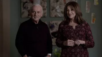 Haut imprimé porté par Amy Davidson (Edie Falco) comme on le voit dans la série télévisée Bupkis (saison 1)