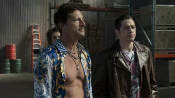 Chemise imprimée portée par Crispy (Simon Rex) comme on le voit dans la série télévisée Bupkis (saison 1 épisode 4)