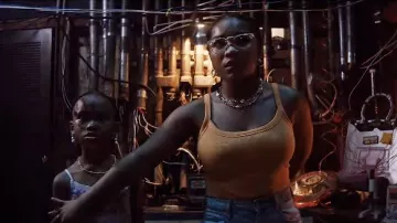 Haut orange porté par Vicaria (Laya DeLeon Hayes) comme on le voit dans The Angry Black Girl and Her Monster