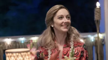 Blusa estampada roja usada por Fran Liddy (Judy Greer) como se ve en White House Plumbers (Temporada 1)