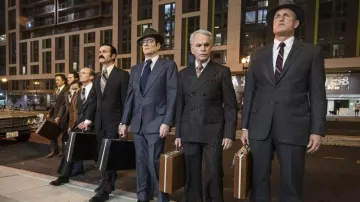 Porte-documents brun de E. Howard Hunt (Woody Harrelson) vu dans White House Plumbers (saison 1)