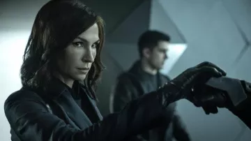 Gants en cuir portés par Guraad (Famke Janssen) comme on le voit dans Les Chevaliers du Zodiaque