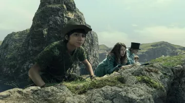 Chapeau vert porté par Peter Pan (Alexander Molony) vu dans le film Peter Pan & Wendy