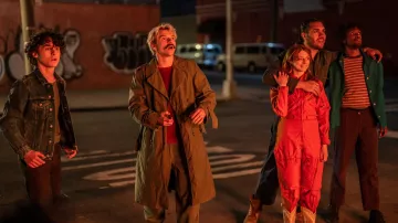 veste de veste portée par Nicky (Max Milner) dans les tenues de la série télévisée City on Fire (saison 1)