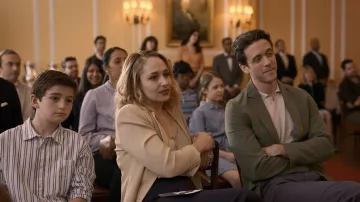 Veste blazer vert olive portée par Keith (Ashley Zukerman) comme on le voit dans City on Fire (saison 1)