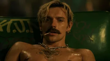 Collier de chaîne porté par Nicky (Max Milner) vu dans la série télévisée City on Fire (saison 1)