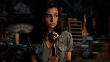 Robe portée par Marie-Laure (Aria Mia Loberti) vue dans la série télévisée Toute la lumière que nous ne pouvons pas voir (saison 1)