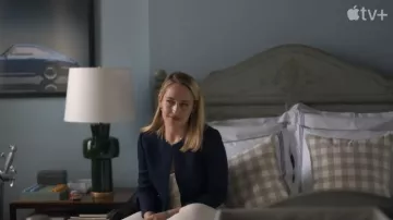 Veste bleu marine portée par Regan (Jemima Kirke) comme on le voit dans City on Fire (saison 1)