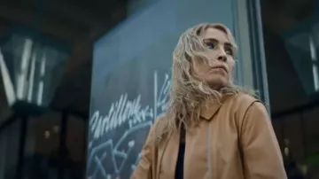 Veste en cuir marron portée par Falk (Noomi Rapace) vue dans Assassin Club