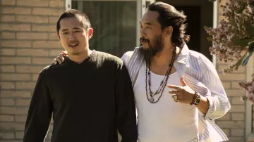 Camiseta blanca sin mangas usada por Isaac Cho (David Choe) en BEEF (Temporada 1 Episodio 6)