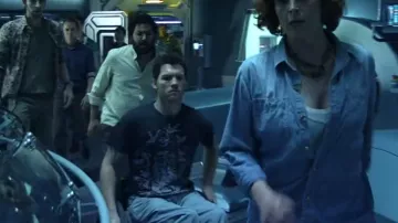 T-shirt noir avec un crâne blanc porté par Jake Sully (Sam Worthington) dans les tenues de film Avatar