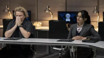 Montre numérique portée par Roo (Fortune Feimster) vue dans la série télévisée FUBAR (saison 1)