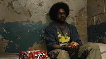 Space Invader Tee porté par Barry (Milan Carter) vu dans la série télévisée FUBAR (saison 1)