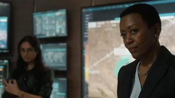 Collier de chaîne porté par Dot (Barbara Eve Harris) comme on le voit dans FUBAR (saison 1)