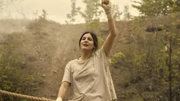 T-shirt porté par Emma Brunner (Monica Barbaro) dans la garde-robe de la série télévisée FUBAR (saison 1)