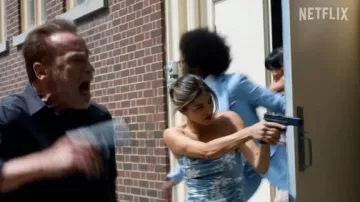 Robe florale bleue portée par Emma Brunner (Monica Barbaro) vue dans la série télévisée FUBAR (saison 1)