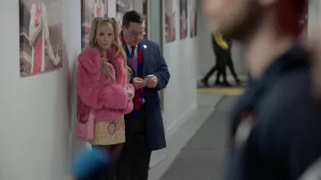 Falda estampada usada por Keeley Jones (Juno Temple) como se ve en Ted Lasso (S03E06)