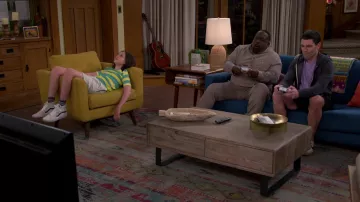Baskets Vans portées par Grover Johnson (Hank Greenspan) comme on le voit dans The Neighborhood (S05E18)