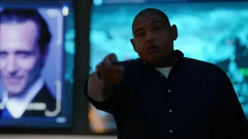Chemise Ralph Lauren portée par Albert 'Gib' Gibson (Omar Benson Miller) vue dans True Lies (S01E08)