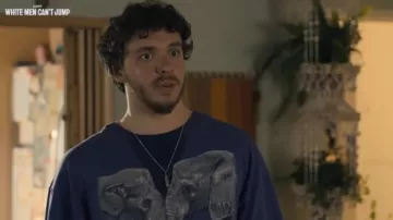 T-shirt bleu éléphant porté par Jeremy (Jack Harlow) comme on le voit dans White Men Can’t Jump