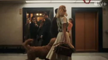 Sac de docteur en cuir porté par Elizabeth Zott (Brie Larson) comme on le voit dans la série télévisée Lessons In Chemistry (saison 1)